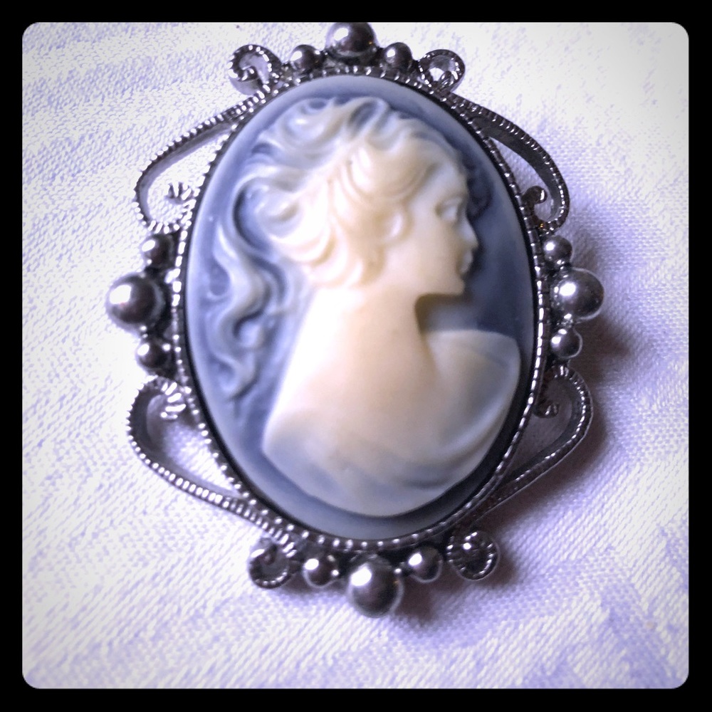 Vintage cameo Brooch